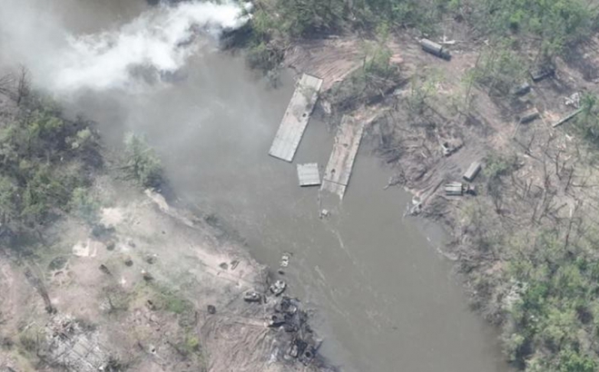 Một cầu phao của Nga bắc qua sông bị phía Ukraine đánh phá. Ảnh: Telegram.