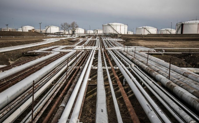 Đường ống dẫn và bể chứa dầu tại nhà máy lọc dầu Duna ở Szazhalombatta, Hungary. Ảnh: Bloomberg