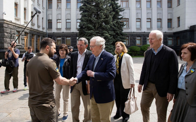 Phái đoàn Thượng viện Mỹ thăm Kiev. Ảnh: Reuters