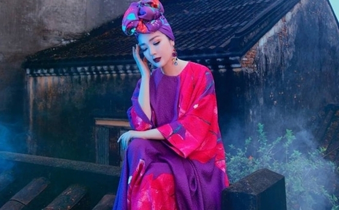 Hình ảnh người mẫu ngồi trên mái ngói một nóc nhà cổ trong bộ sưu tập