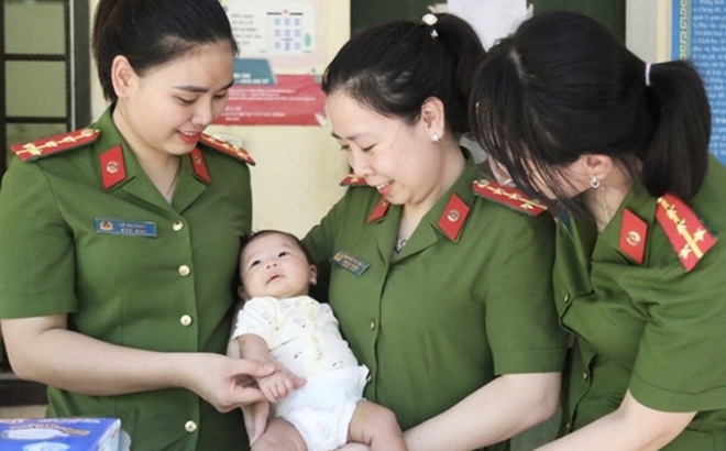 Mặc dù sinh ra trong trại tạm giam, nhưng cháu bé rất ngoan và kháu khỉnh.