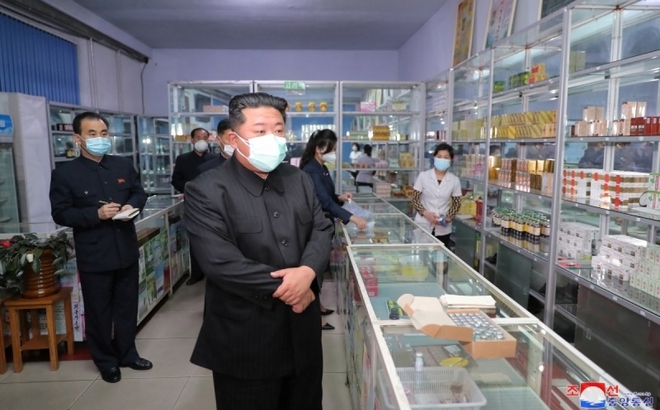Nhà lãnh đạo Triều Tiên thăm một hiệu thuốc. Ảnh: KCNA.