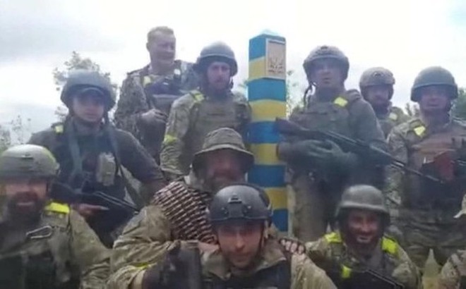 Binh lính Ukraine đứng ở vị trí cột mốc giữa Ukraine và Nga tại tỉnh Kharkiv. (Ảnh cắt từ video do BQP Ukraine cung cấp)