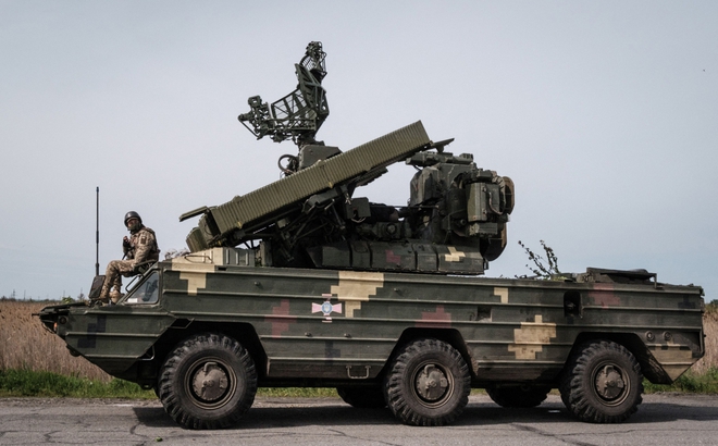 Binh lính Ukraine ngồi trên một hệ thống tên lửa phòng không ở Sloviansk, phía Đông Ukraine ngày 11/5. Ảnh: AFP