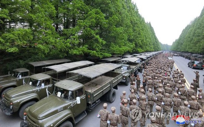 Các binh sĩ Triều Tiên tập trung tại Bộ Quốc phòng ở Bình Nhưỡng vào ngày 16/5 sau khi được điều động tham gia phân phối thuốc men. Ảnh: Yonhap