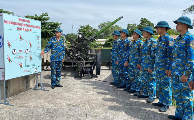 Huấn luyện ứng dụng của thiết bị mở rộng cổng kết nối TZK điện với Đài trung tâm cho khẩu đội pháo 37mm-2N bán tự động ở Sư đoàn 363