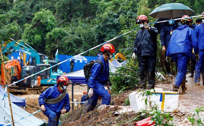 Lực lượng chức năng tại hiện trường vụ tai nạn. Ảnh: Reuters