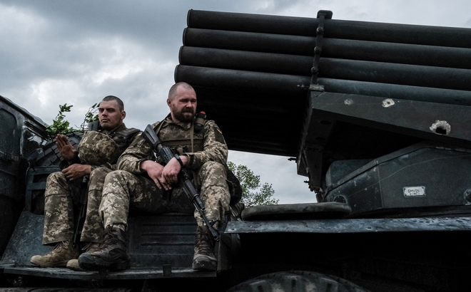 Các binh sĩ Ukraine ngồi trên xe tải chở bệ phóng tên lửa gần Lysychansk, miền Đông Ukraine. Ảnh: AFP / Getty.