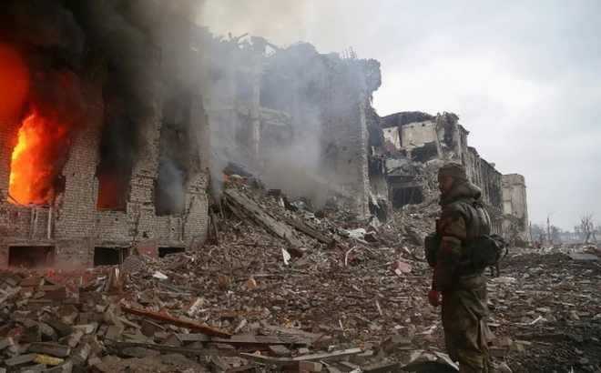 Một tòa nhà bị phá hủy ở nhà máy thép Azovstal, thành phố Mariupol, Ukraine hôm 21/4. Ảnh: Reuters.