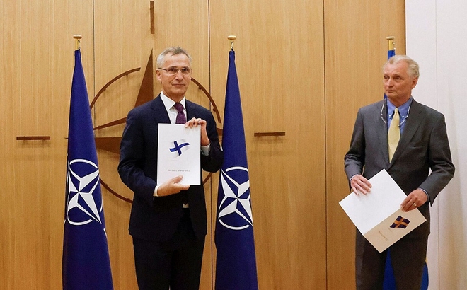 Tổng thư ký NATO Stoltenberg nhận đơn xin gia nhập của Thụy Điển và Phần Lan (Ảnh: Idnes.cz)