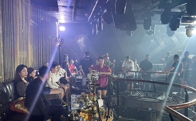 Kiểm tra quán bar Fame 25 Ngô Văn Sở, lực lượng phát hiện nhiều "dân chơi" dương tính với ma tuý.