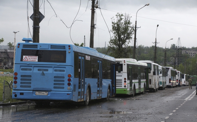 Xe bus chờ đưa các binh lính Ukraine từ Mariupol tới một nhà tù ở Olenivka sau khi họ rời khỏi nhà máy théo Azovstal ngày 18/5. Ảnh: AP