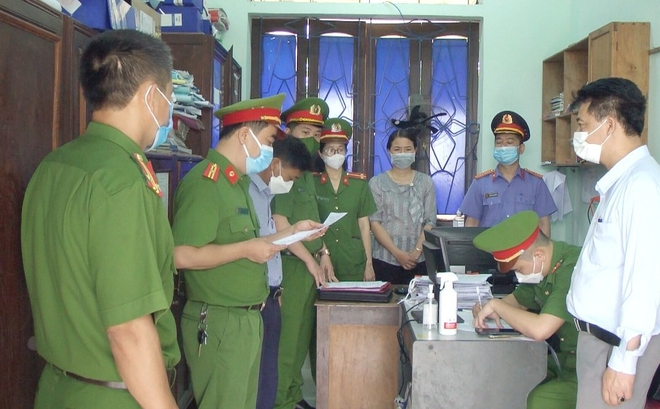 Cơ quan chức năng tống đạt quyết định khởi tố 2 bị can Tạ Xuân Ngọc và Cao Thị Thanh Thuận.