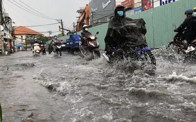 Mưa gây ngập nước trên đường Võ Văn Ngân (TP Thủ Đức)
