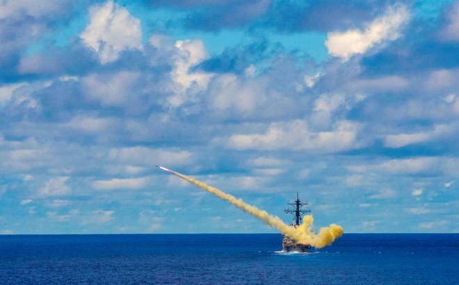 Tàu khu trục tên lửa dẫn đường USS Curtis Wilbur của Hải quân Mỹ phóng tên lửa Harpoon trong cuộc tập trận 4 bên cùng Australia, Nhật Bản và Hàn Quốc ở Biển Philippine ngày 26/5/2019. Ảnh: Hải quân Mỹ