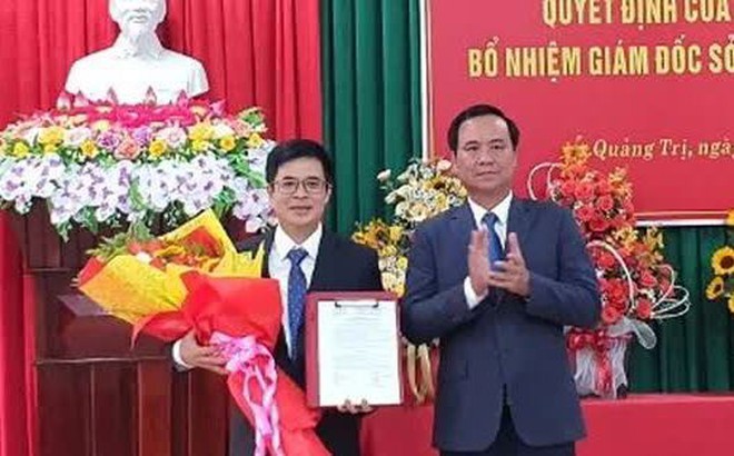 Ông Nguyễn Thanh Hải (bên trái), tân Giám đốc Sở Xây dựng tỉnh Quảng Trị.