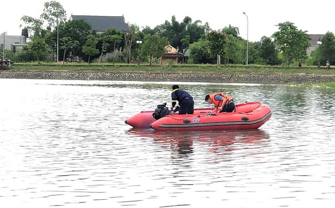 Lực lượng cứu hộ, cứu nạn tìm kiếm tung tích người đàn ông mất tích khi đi đánh cá ở hồ điều hòa xã Hưng Lộc, TP Vinh, Nghệ An.