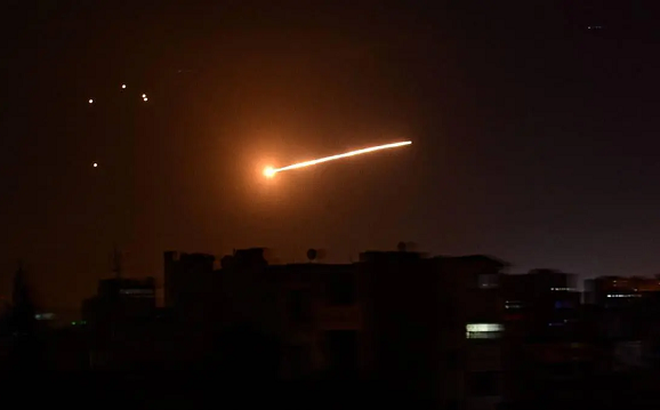Tên lửa trên bầu trời Syria.