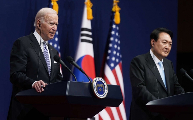 Tổng thống Biden và Tổng thống Yoon họp báo chung ở Seoul vào hôm 21/5. Ảnh: AP.