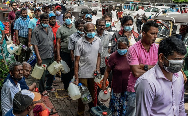 Người dân xếp hàng mua khí đốt. Ảnh: New York Times