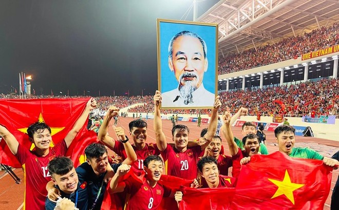 Hãy cùng xem những khoảnh khắc đầy cảm xúc của đội U23 Việt Nam khi họ được thưởng danh hiệu vô địch tại giải U23 châu Á. Bạn sẽ nhìn thấy nụ cười hạnh phúc của các cầu thủ và cảm nhận được sự tự hào của toàn đội bóng đá Việt Nam.