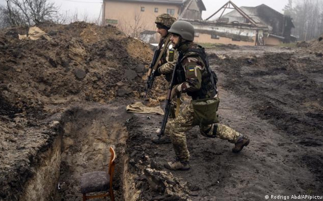 Binh sĩ Ukraine vẫn đang cố gắng kháng cự, ngăn bước tiến của quân đội Nga ở Donbass. Ảnh AP