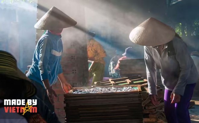 Hai người phụ nữ làm việc trong một xưởng sản xuất nước mắm ở Việt Nam. Ảnh: SHUTTERSTOCK