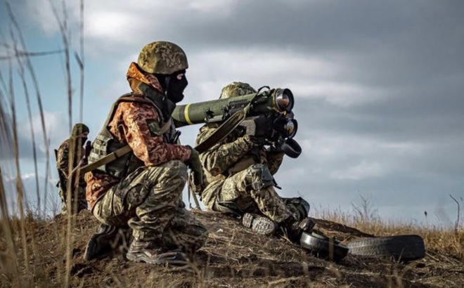 Binh sĩ Ukraine tập luyện sử dụng hệ thống phóng tên lửa Javelin do Mỹ sản xuất. Ảnh: Bộ Quốc phòng Ukraine.