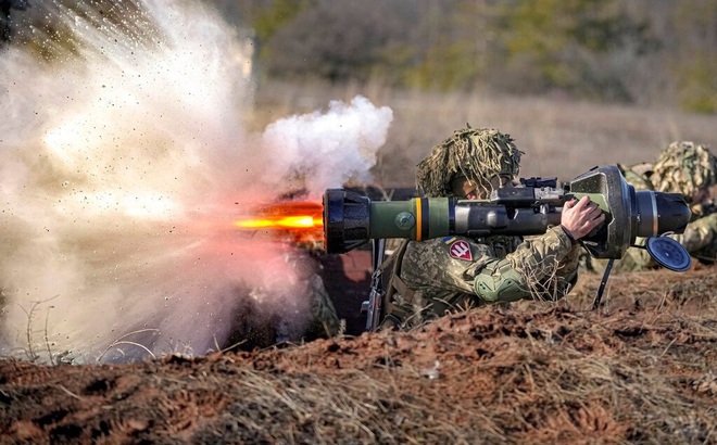 Binh sĩ Ukraine tập trận với vũ khí chống tăng NLAW. (Ảnh: AP)