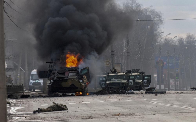 Nhiều phương tiện bị phá hủy sau một cuộc giao tranh ở Kharkov. Ảnh: AP