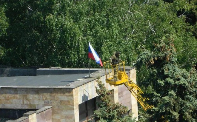 Quốc kỳ của Nga đã được cắm trên tòa nhà chính quyền thành phố Svitlodarsk thuộc vùng Donbass.