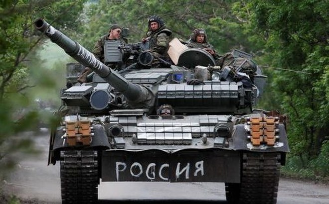 Các thành viên của quân đội thân Nga trên xe tăng ở Donetsk - Ukraine ngày 22-5 - Ảnh: REUTERS