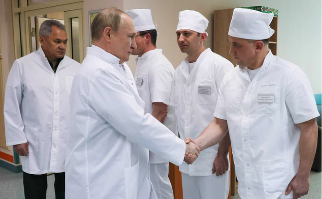 Tổng thống Putin bắt tay các quân nhân đang điều trị trong bệnh viện. (Ảnh: Tass)