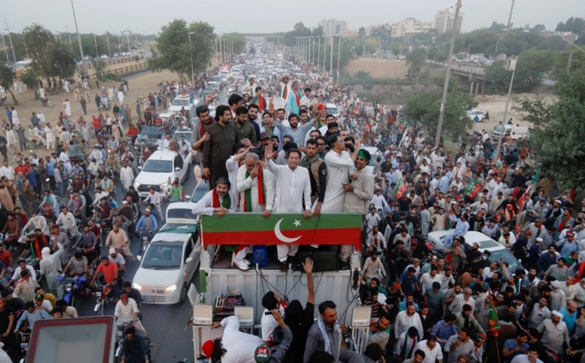 Cựu Thủ tướng Pakistan Imran Khan dẫn đầu đoàn người biểu tình ủng hộ tiến vào thủ đô Islamabad sáng 26/5. (Ảnh: Reuters)