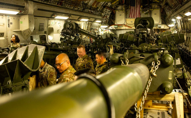 Thủy quân lục chiến Mỹ cùng lựu pháo M777 trên một chiếc máy bay vận tải quân sự C-17 để chuyển đến châu Âu ngày 21/4. (Ảnh: Reuters)