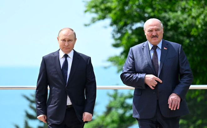 Tổng thống Nga Vladimir Putin và Tổng thống Belarus Alexander Lukashenko trong cuộc gặp tại Sochi ngày 23/5. (Ảnh: Spunik)