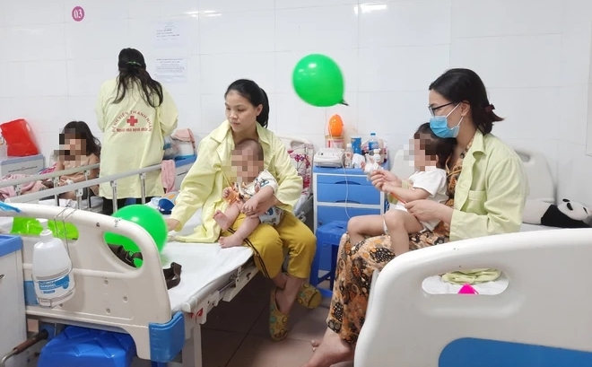 Trẻ nhập viện do các bệnh về đường hô hấp, ảnh Ngọc Minh.