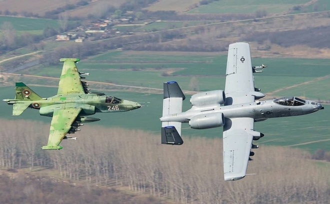 Su-25 Bulgaria (màu xanh) bay cùng một chiếc cường kích A-10 do Mỹ sản xuất. Ảnh: Getty Images