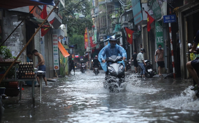 Sau cơn mưa lớn kéo dài 30 phút, nhiều tuyến phố Hà Nội lại úng ngập.