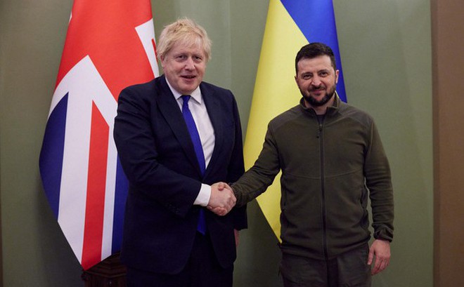Thủ tướng Anh Boris Johnson gặp Tổng thống Ukraine Volodymyr Zelensky trong chuyến thăm Kiev hồi tháng 4. Ảnh: Reuters