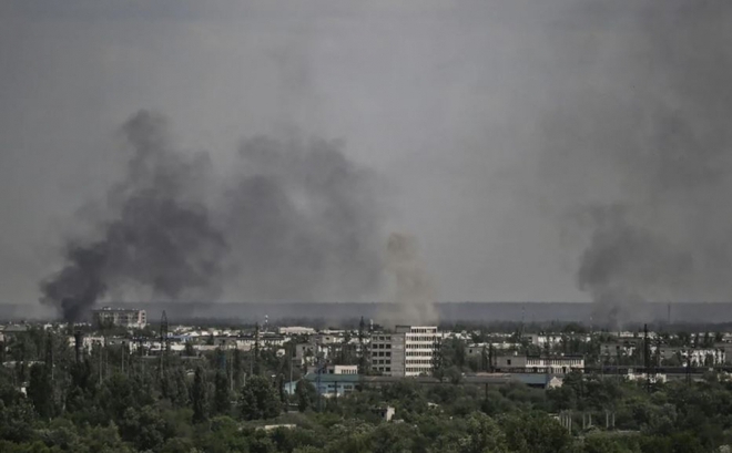 Khói bốc lên từ thành phố Severodonetsk ngày 26/5. Ảnh: AFP