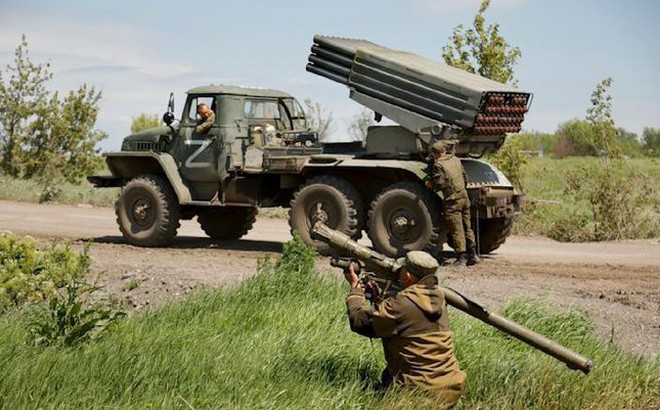 Lực lượng dân quân ở Donetsk chuẩn bị phóng hệ thống phòng không di động ở vị trí gần Panteleimonivka ngày 28/5. (Ảnh: AP)