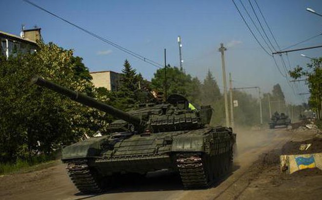 Ảnh chụp xe tăng Ukraine tại vùng Donetsk - Đông Ukraine hôm 30-5. Ảnh: AP