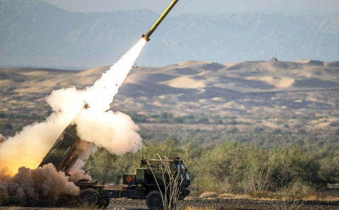 Tên lửa dẫn đường phóng loạt (GMLRS) được phóng từ xe bánh lốp ở California, Mỹ vào tháng 12/2020. Ảnh: Getty