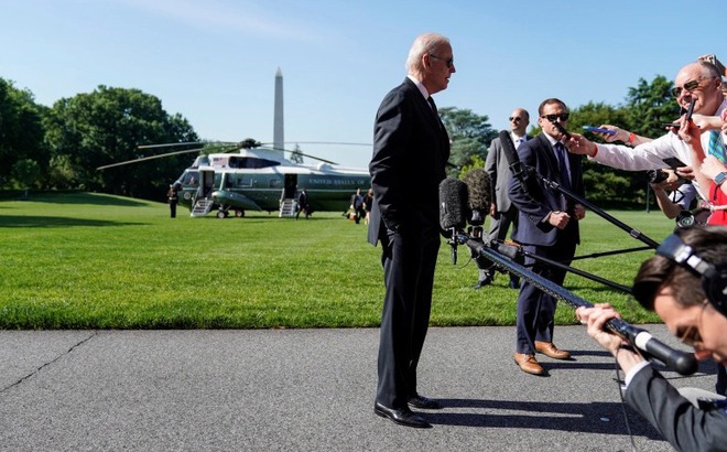 Tổng thống Joe Biden trả lời báo giới ngày 30/5. Ảnh Reuters.