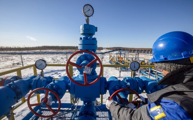 EU nhất trí cấm vận đối với hầu hết hoạt động nhập khẩu dầu mỏ của Nga. Ảnh: AFP/Getty