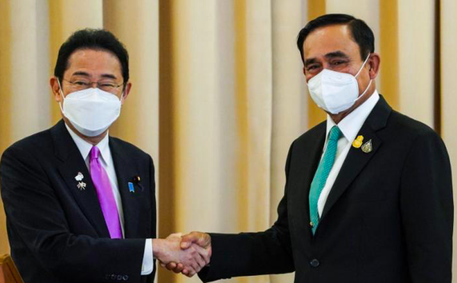Hai Thủ tướng Nhật Bản và Thái Lan trong cuộc gặp và hội đàm ngày 2/5. (Ảnh: Reuters)