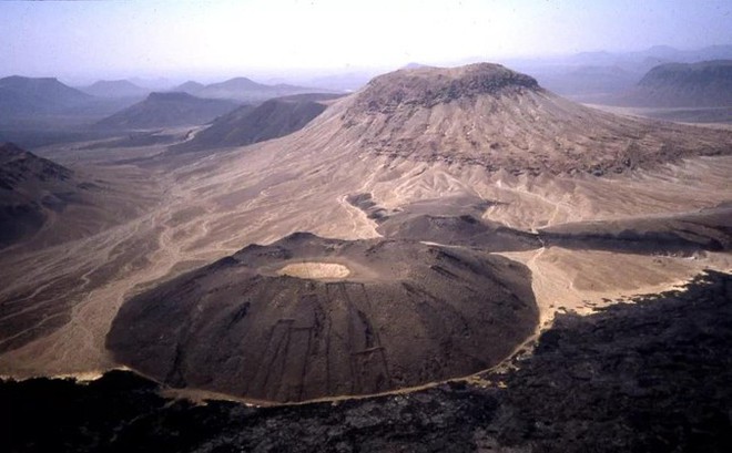 Mái vòm dung nham cao được gọi là "Jabal Abyad", theo tiếng Ả-rập có nghĩa là "núi trắng".