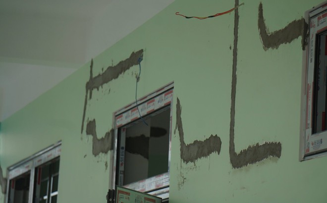 Ngôi trường mầm non với tổng vốn đầu tư gần 15 tỉ đồng nứt chằng chịt dù chưa bàn giao