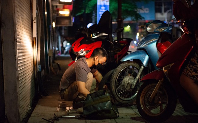 Nguyễn Văn Sơn, thành viên đội Cứu hộ Hà Nội, đi cứu trợ xe máy gặp sự cố trong đêm.